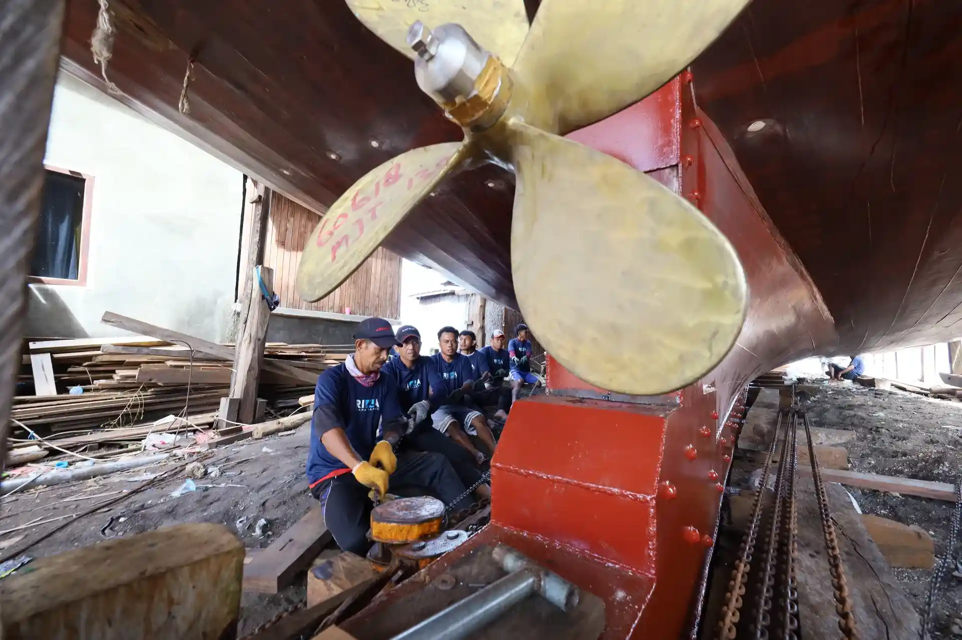Does the Phinisi Ship Use an Engine? Tradition Meets Modern Power