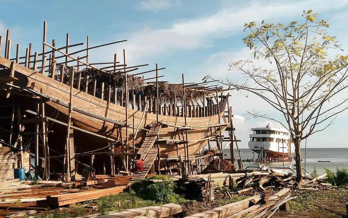 Phinisi vs. Boat: Tradition and Innovation in Indonesian Maritime
